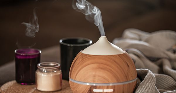 Öldiffusor und Duftkerzen.