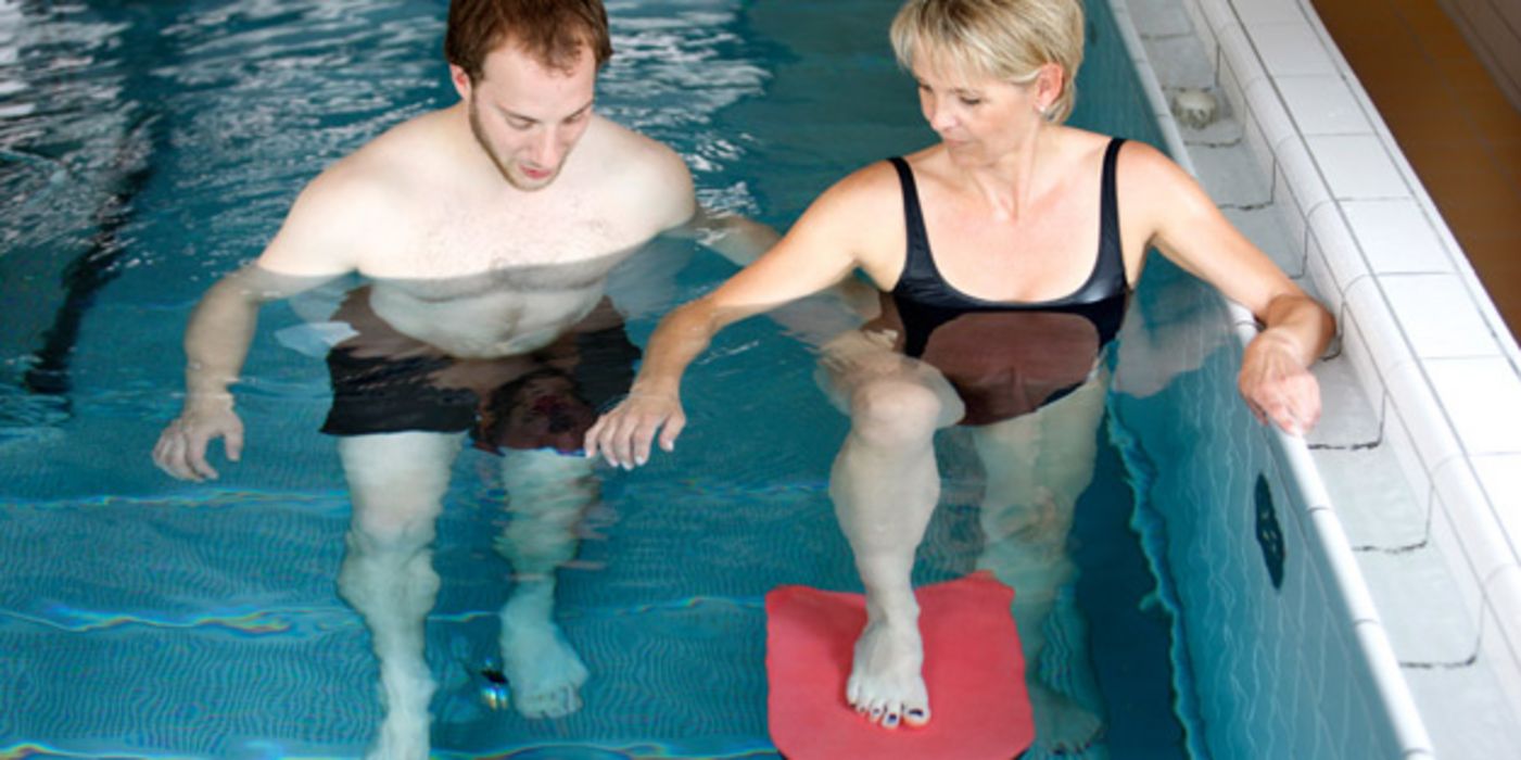 Mann und Frau machen Wassergymnastik