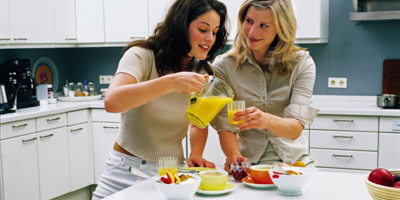 Zwei Frauen am Buffet.