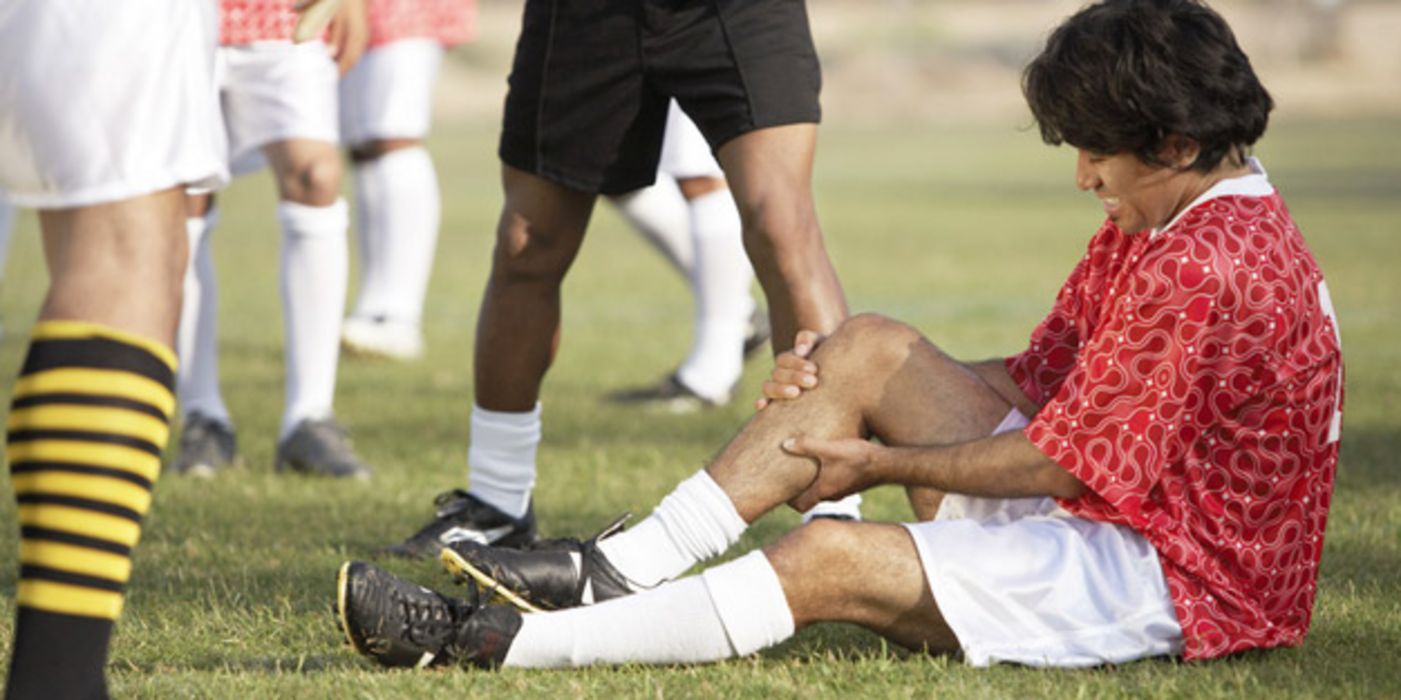 Verletzter Fußballspieler am Boden