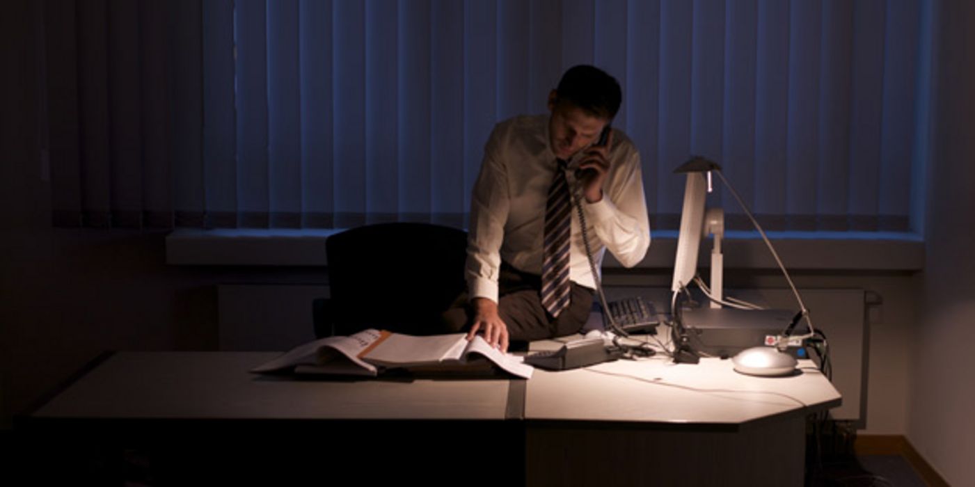 Mann macht Überstunden im Büro