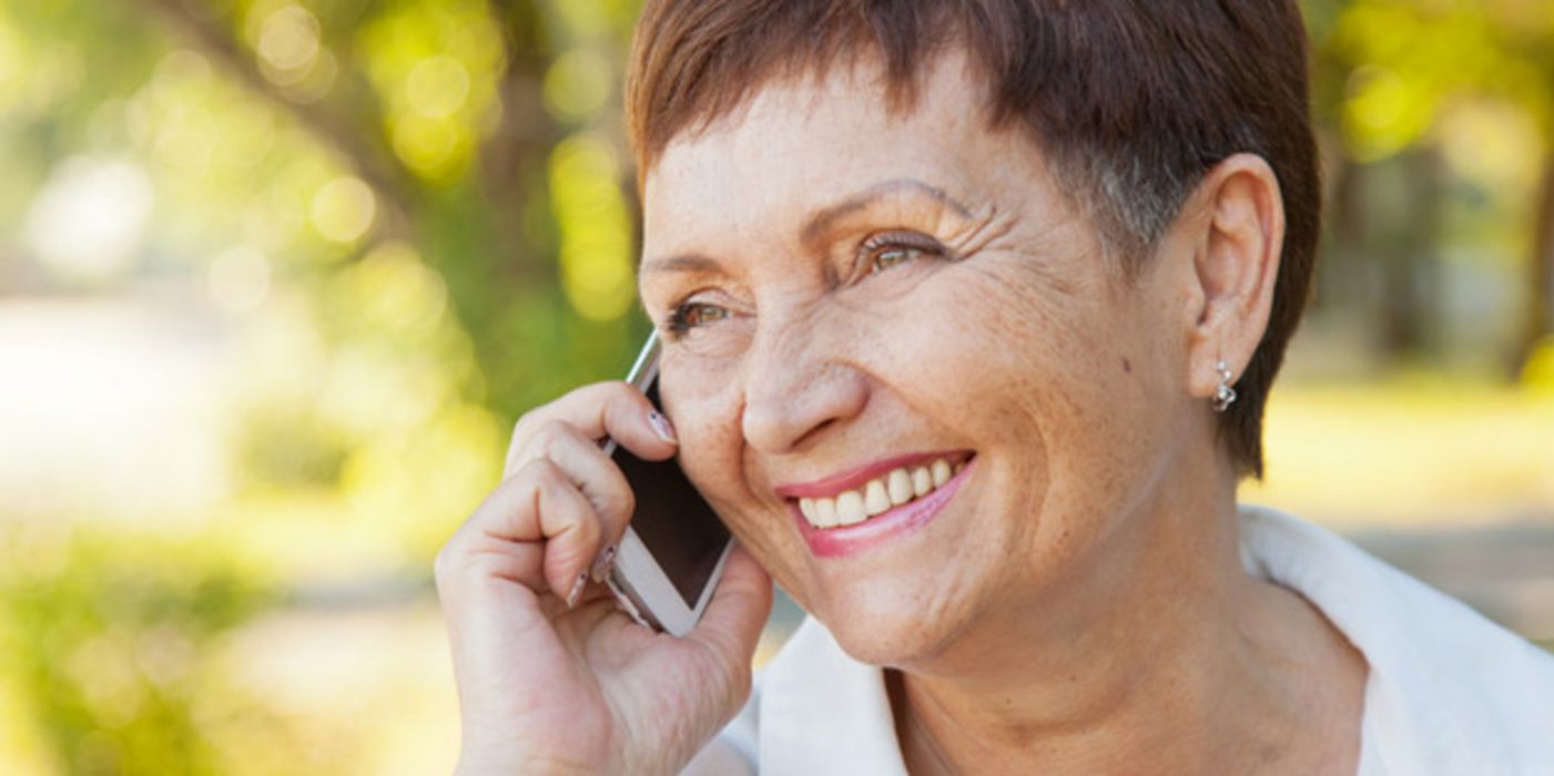 Ältere Frau telefoniert mit Handy.