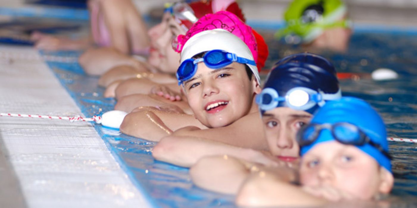 Kinder am Schwimmbeckenrand