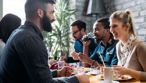 Junge Menschen essen gemeinsam.