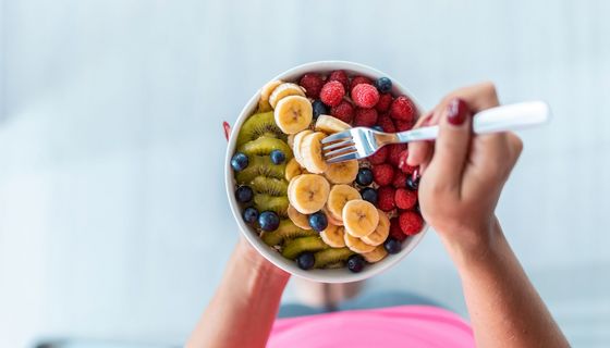 Frau mit einer Schale Obst.