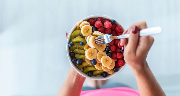 Frau mit einer Schale Obst.