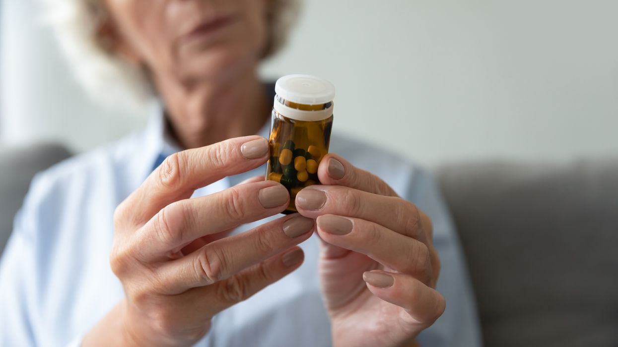 Frau mit einer Packung Tabletten.