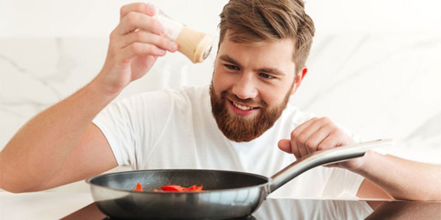 Eine Prise Salz macht viele Gerichte schmackhafter. Zu viel davon tut aber weder dem Geschmack noch der Gesundheit gut.