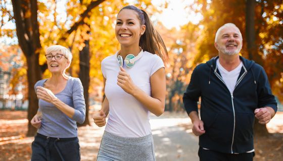 3 Leute von jung bis alt gehen zusammen Joggen in der Natur