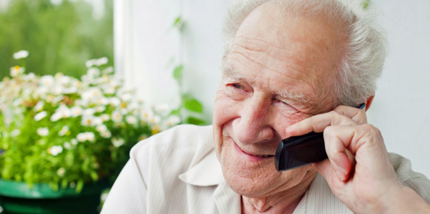 Älterer Mann mit Telefon am Ohr