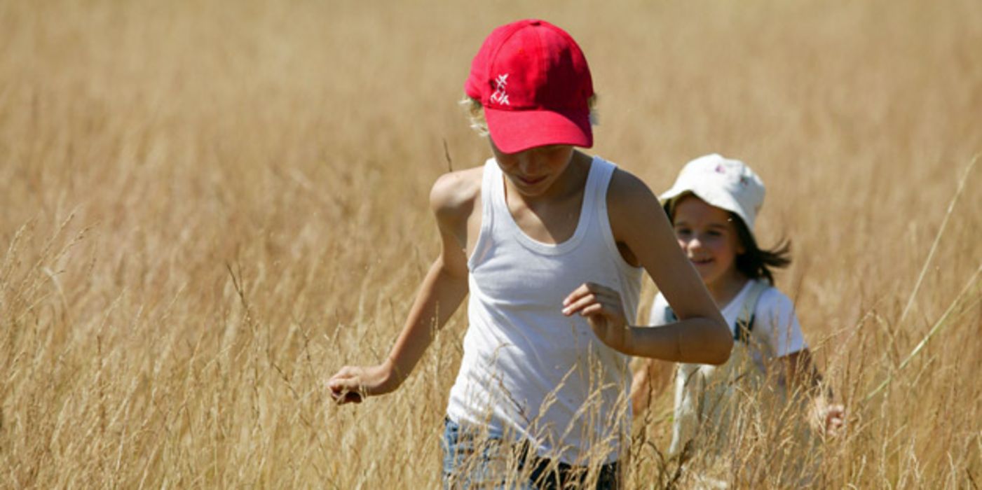 Kinder rennen über eine Wiese