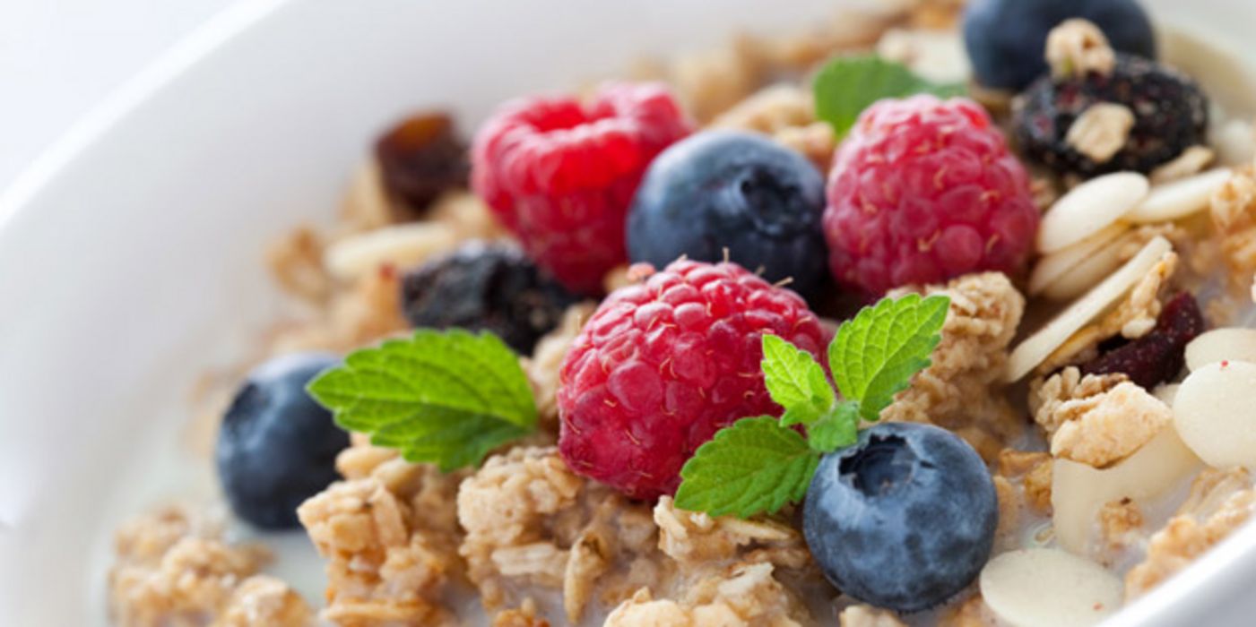 Schale mit Müsli und frischen Beeren.