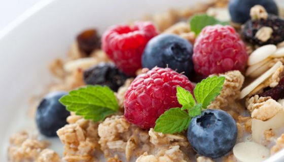 Schale mit Müsli und frischen Beeren.