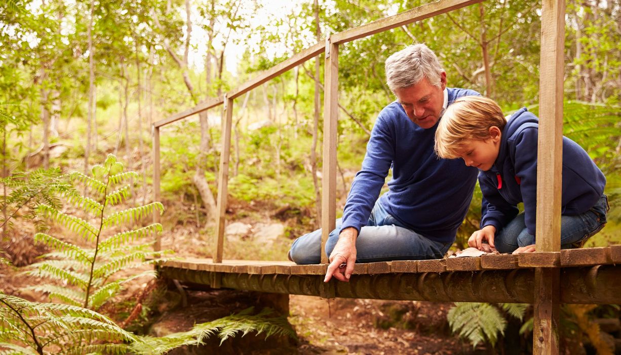 Vater und Sohn, gemeinsam im Wald.