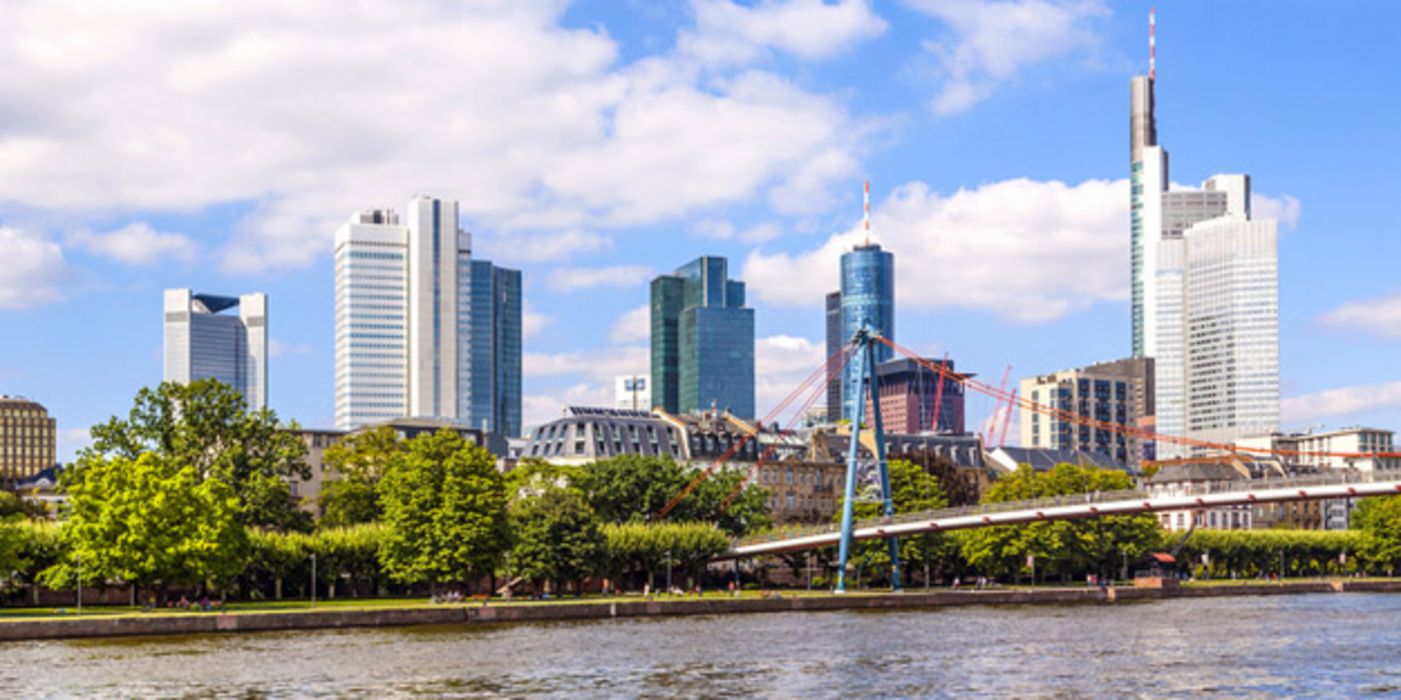 Blick auf die Frankfurter Skyline, im Vordergrund der Main