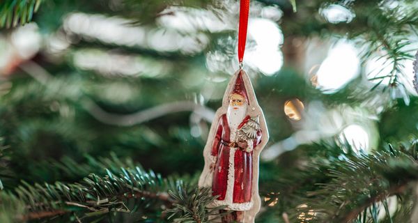 Figur vom Nikolaus an einem Christbaum.