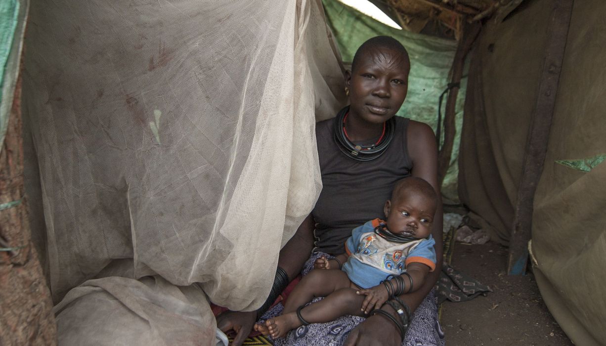 Afrikanische Frau mit Baby auf dem Schoß.