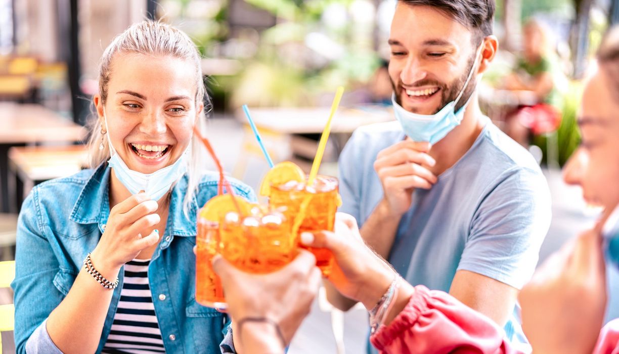 Freunde, stoßen zusammen mit Drinks an.