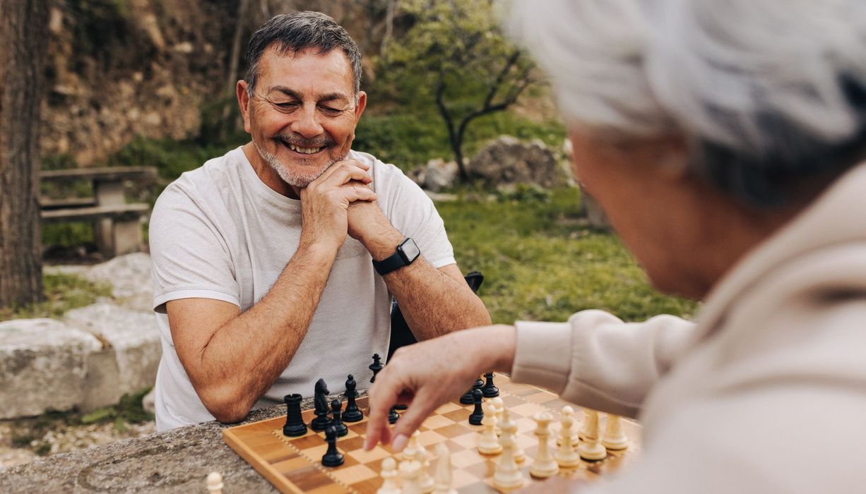 Mann und Frau, spielen zusammen Schach.