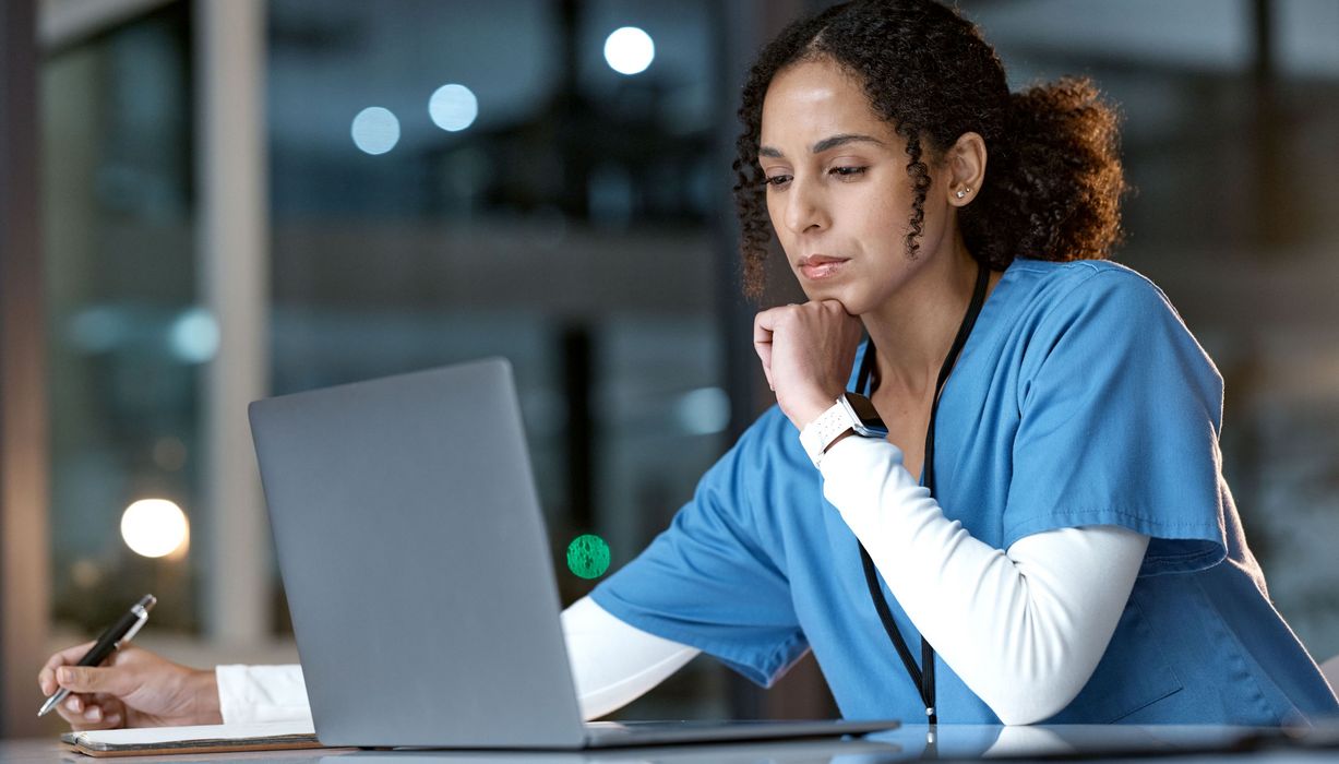 Krankenschwester vor einem Laptop