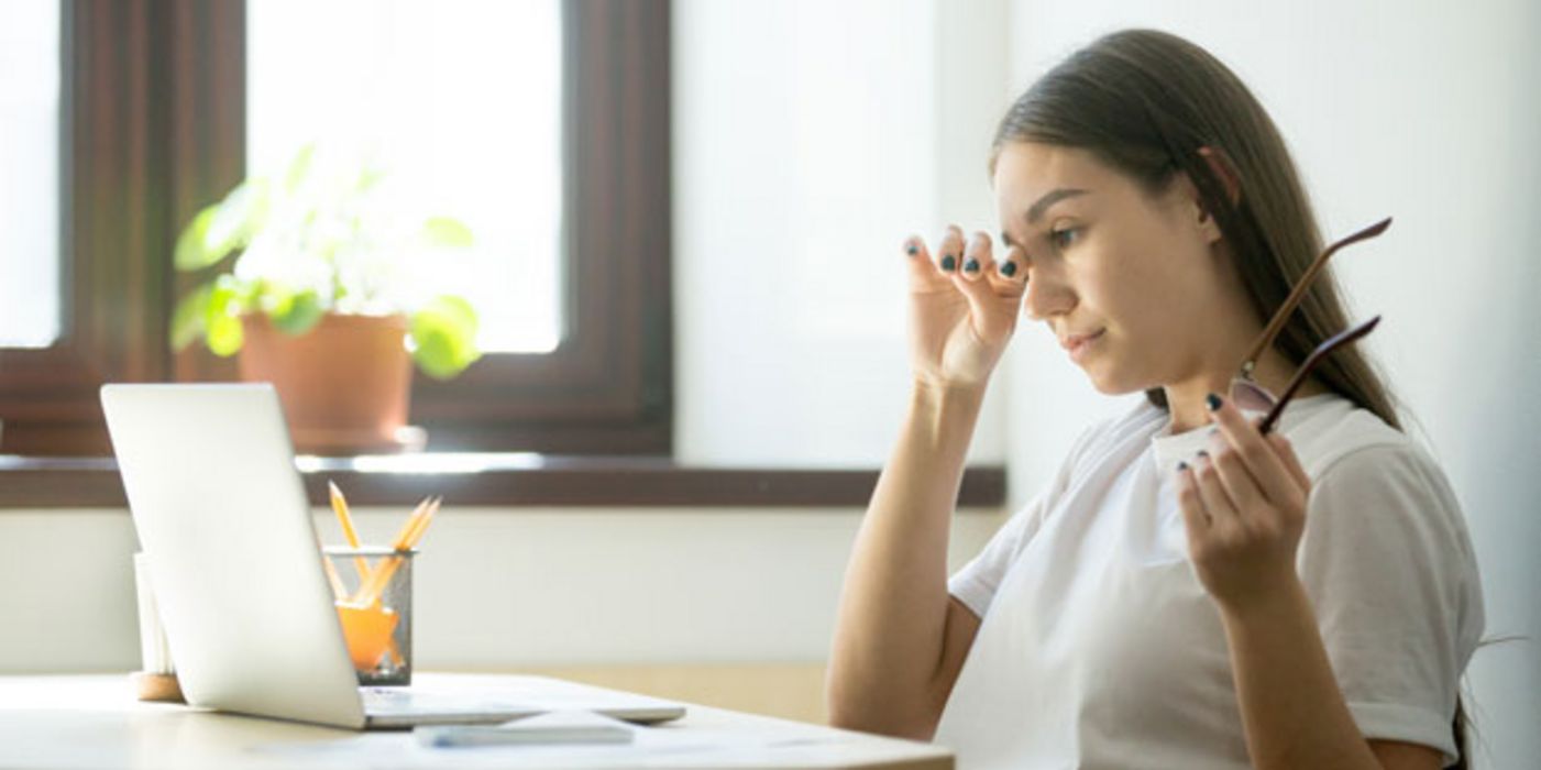 Wer viel am Bildschirm arbeitet, hat häufiger mit trockenen Augen zu kämpfen.