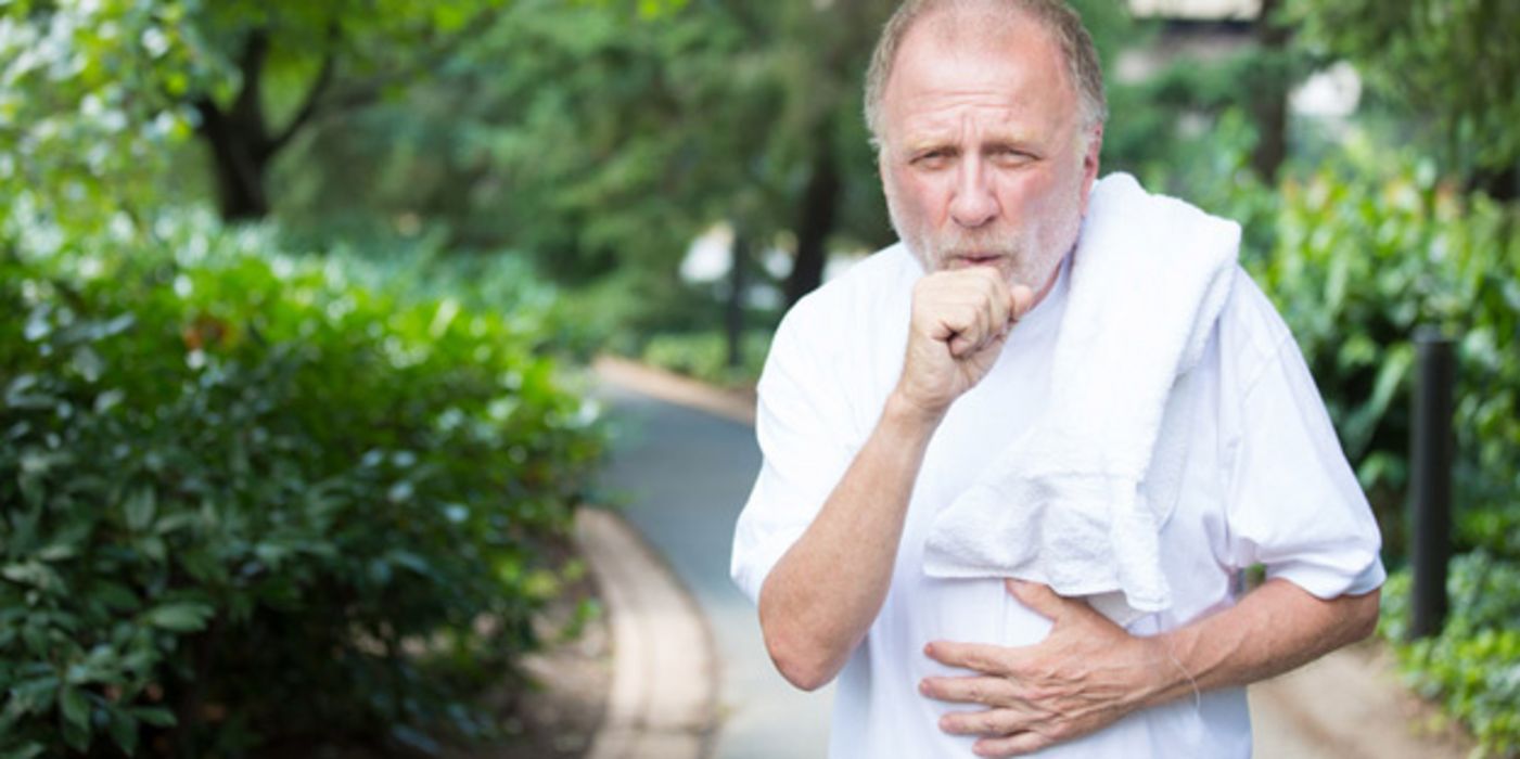 Husten und Schlaflosigkeit sind ebenso Symptome für Asthma wie Kurzatmigkeit.