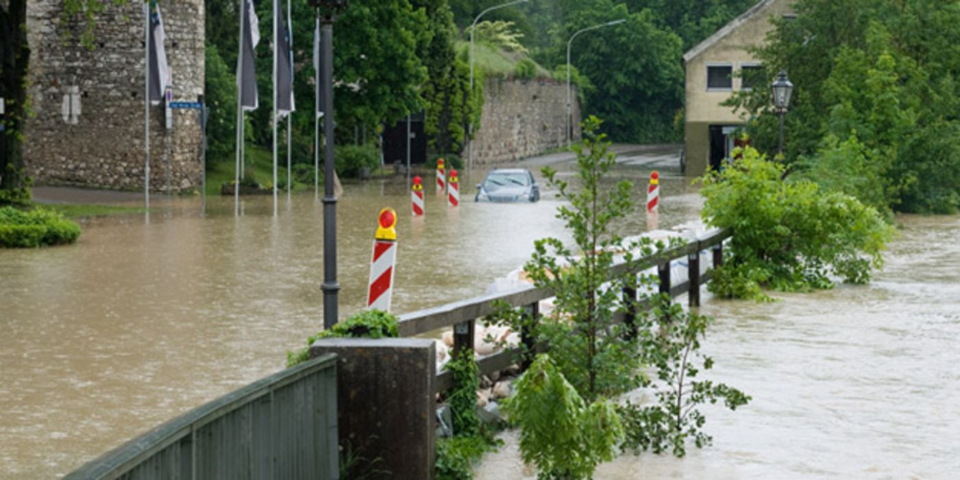 Überschwemmte Straße in Bayern