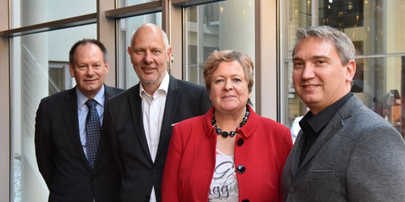 Hans Erik Henriksen, CEO von Healthcare Denmark, Trendforscher Matthias Horx, Magdalene Linz, Präsidentin der Apothekerkammer Niedersachsen und Tim Steimle, Fachbereichsleiter Arzneimittel der Techniker Krankenkasse (v.l.n.r.) auf dem Digitalisierungskongress in Hannover.