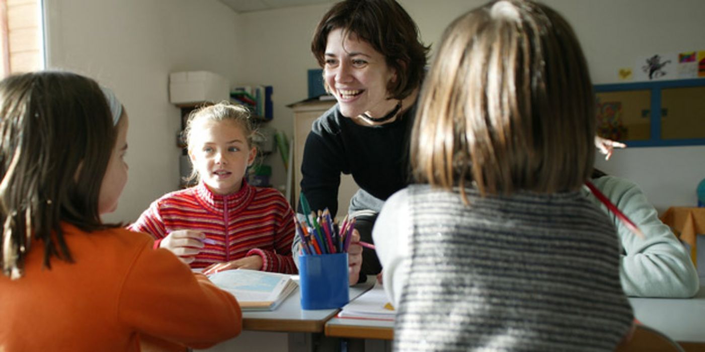 Lehrerin mit Schülern