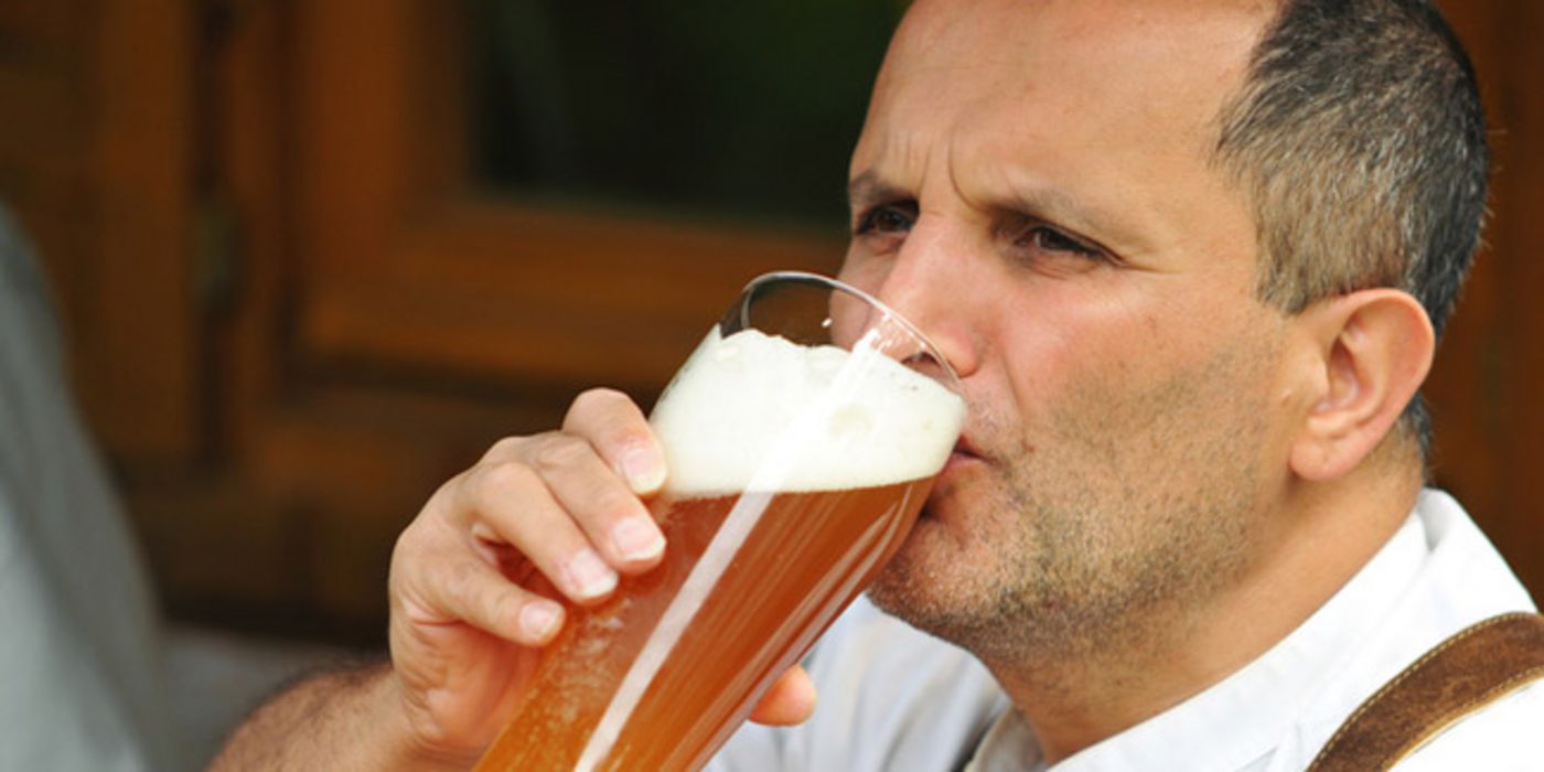 Biertrinkender Mann