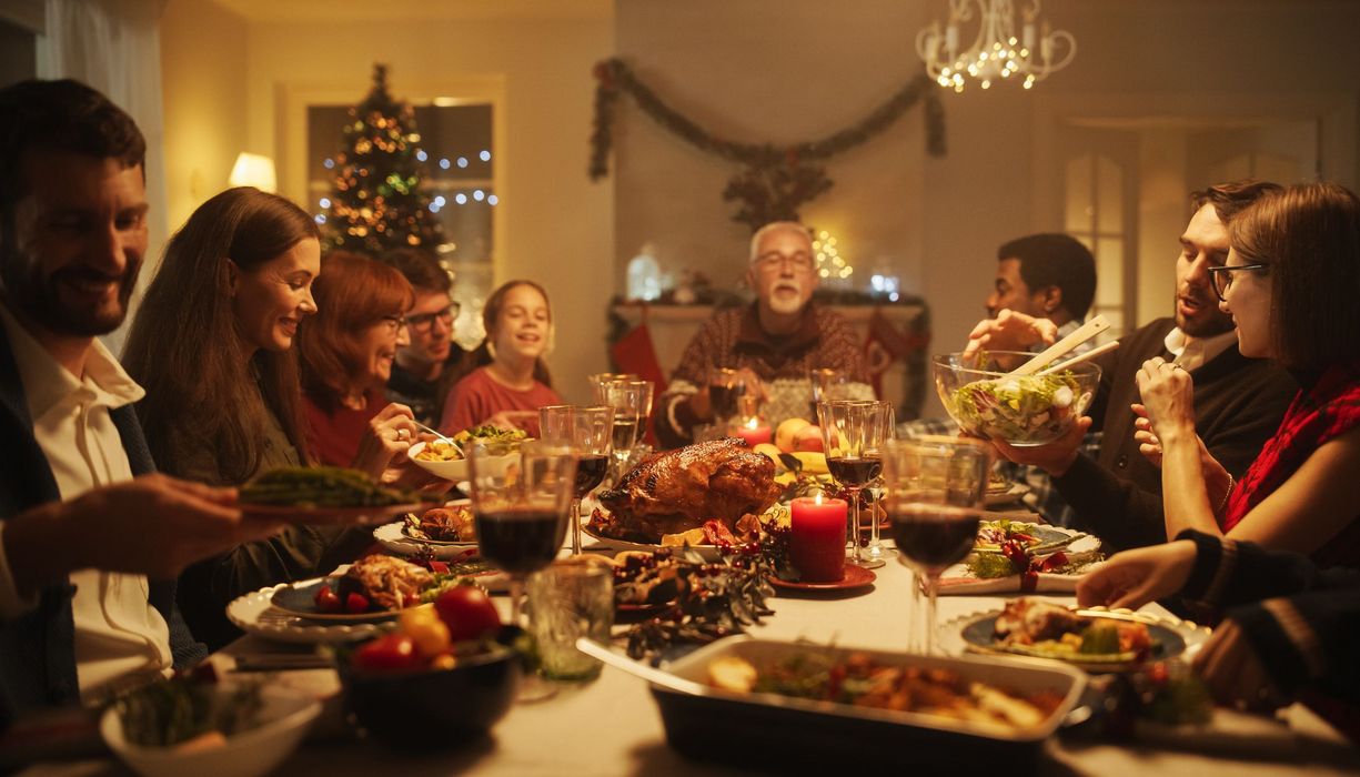 Familie am reich gedeckten Festtagstisch