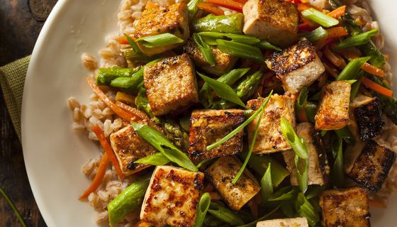 Tofu mit Gemüse und Reis.