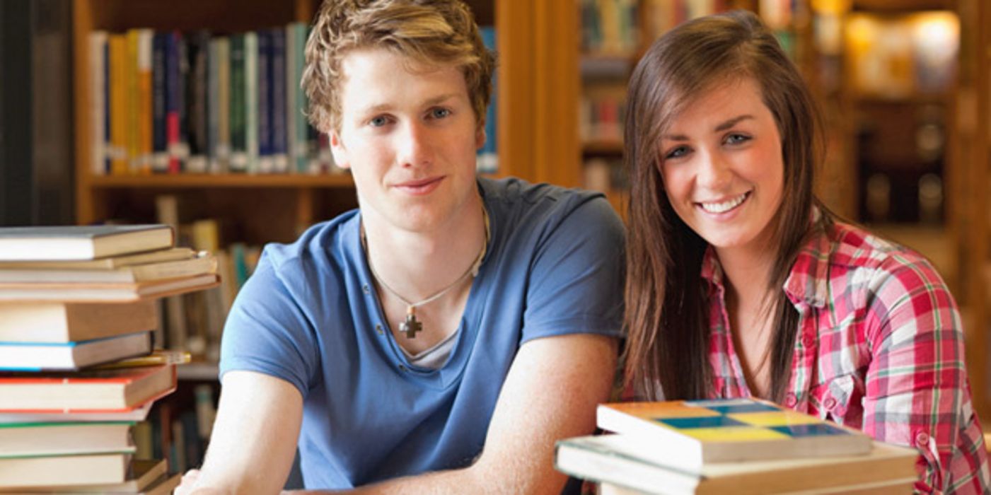 Studentin und Student beim gemeinsamen Lernen