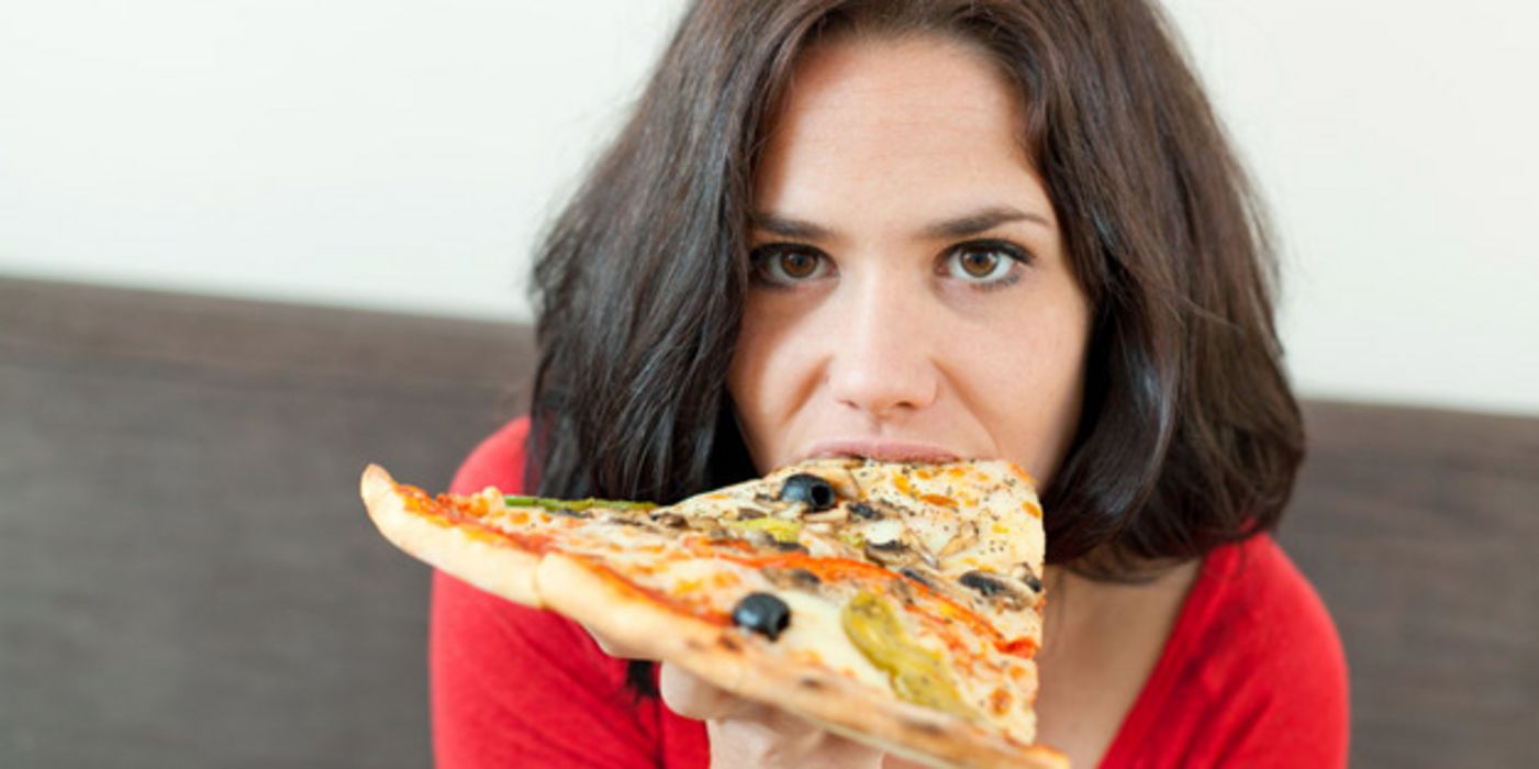 Schlafmangel verstärkt unsere Lust auf ungesundes Essen.