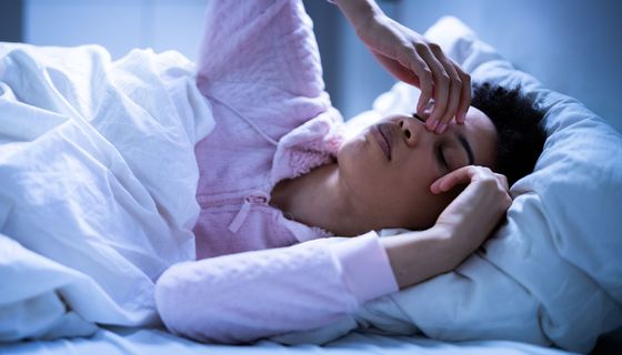 Frau ist aus dem Schlaf aufgeschreckt.