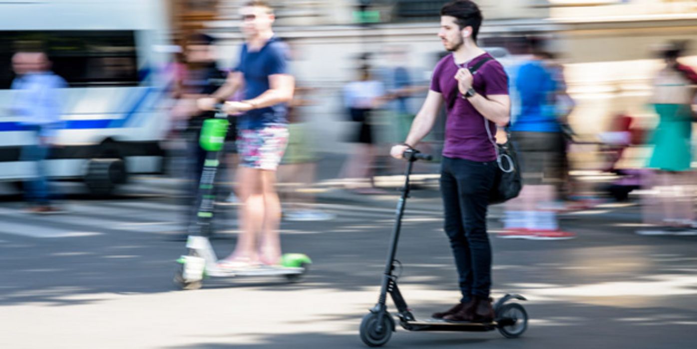 Bei Unfällen mit E-Scootern treten häufig Kopfverletzungen auf.