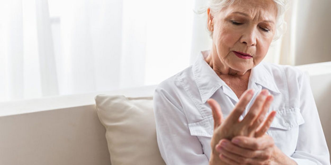 Schmerzende Finger deuten auf eine Fingerpolyarthrose hin.