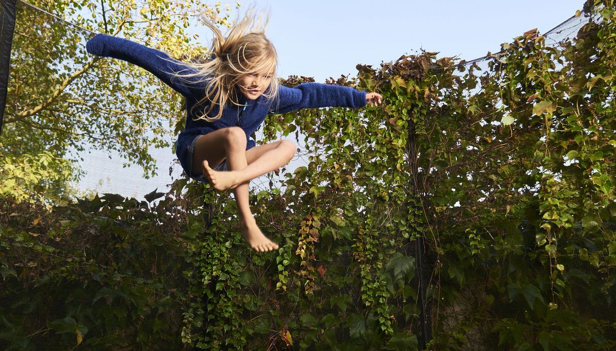 Mädchen, springt auf einem Trampolin.