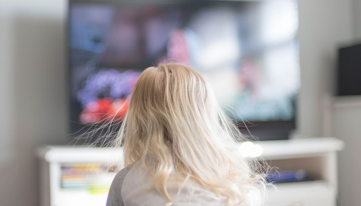 Mädchen, sitzt vor dem Fernseher.