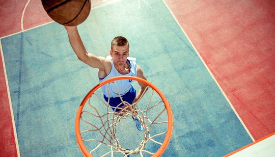 Jugendlicher beim Basketball-Spielen. 