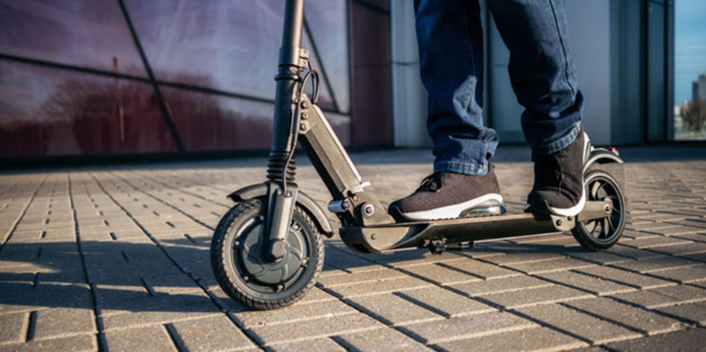 Mit dem E-Scooter zu fahren, ist mindestens so gefährlich wie Fahrradfahren.