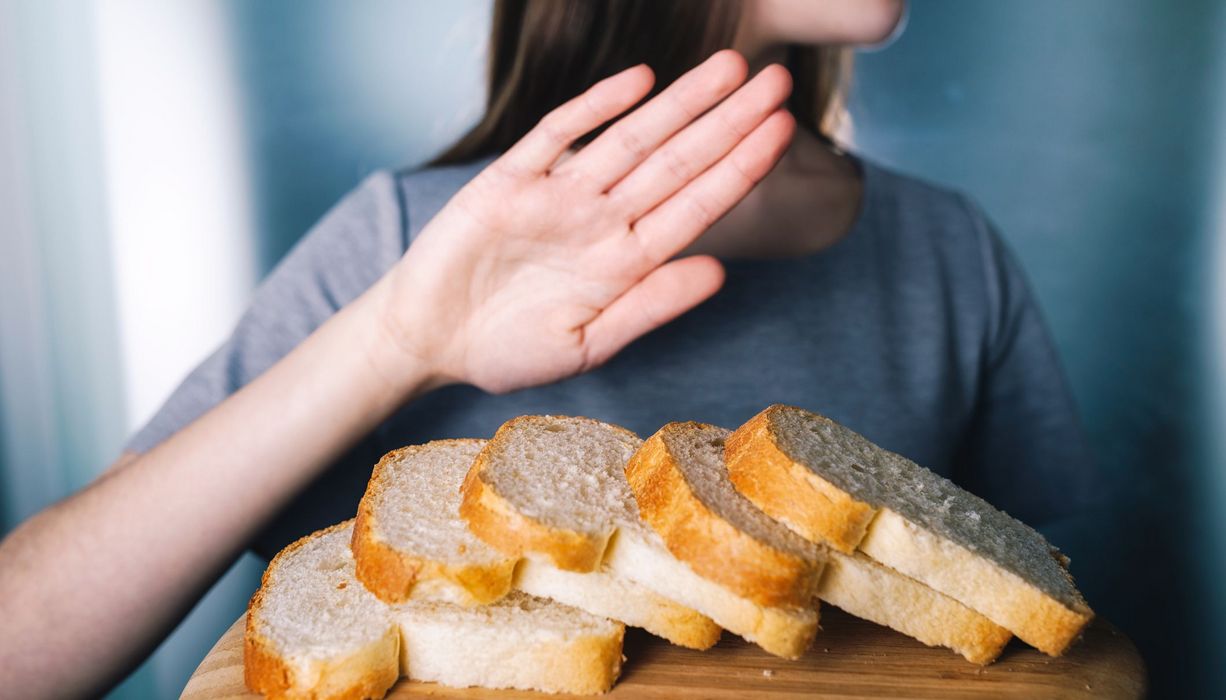 Frau, lehnt Brot ab.