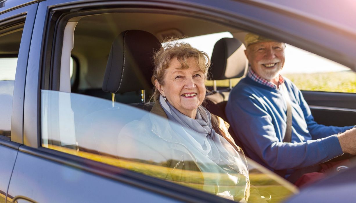 Mann und Frau, zusammen im Auto.