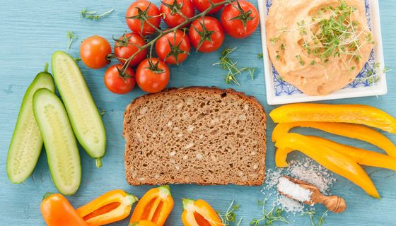 Vollkornbrot mit Gemüse.