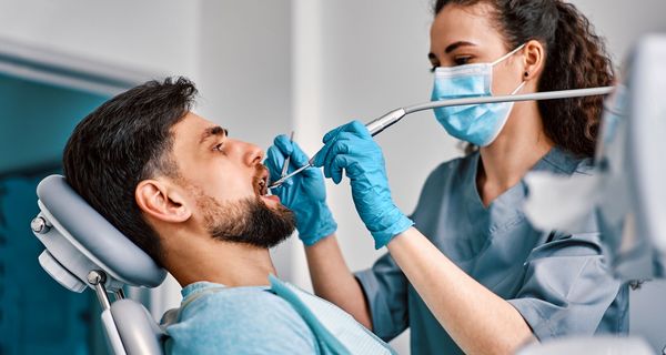 Junger Mann beim Zahnarzt