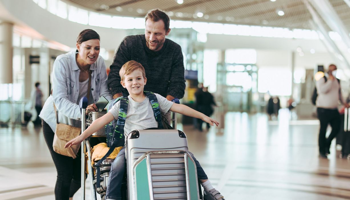 Familie am Flughafen.