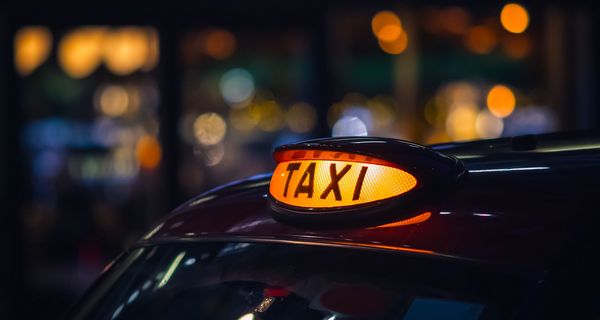 Auto mit Taxi-Beschriftung.