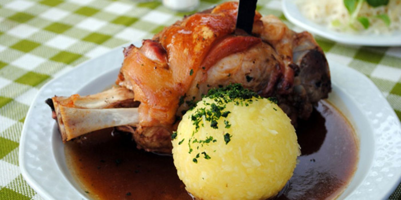 Schweinshaxn mit Knödel und Soße