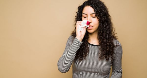 Junge Frau, hat Nasenbluten.