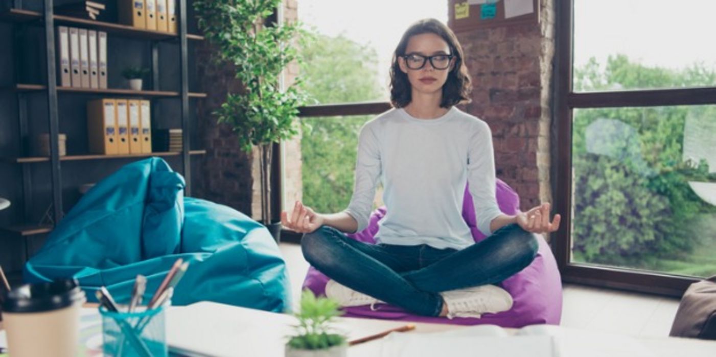 Kurze Meditationen im Alltag tragen zu mehr Achtsamkeit bei.